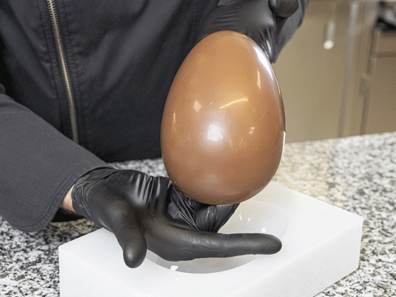 moulding-chocolate-egg